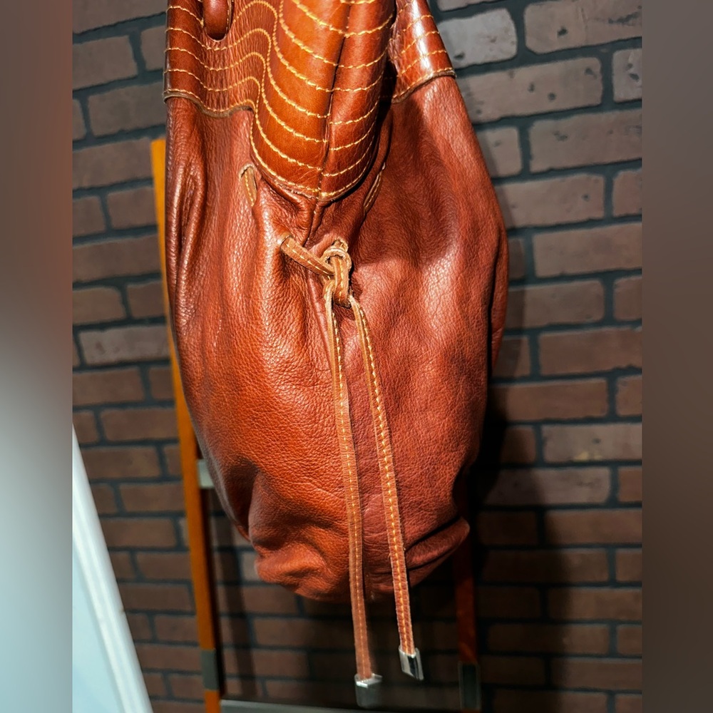 Elegant Brown Leather Shoulder Bag - Picture 3 of 9